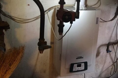 Kondenzációs gázkazán kiépitése, kéménybéleléssel